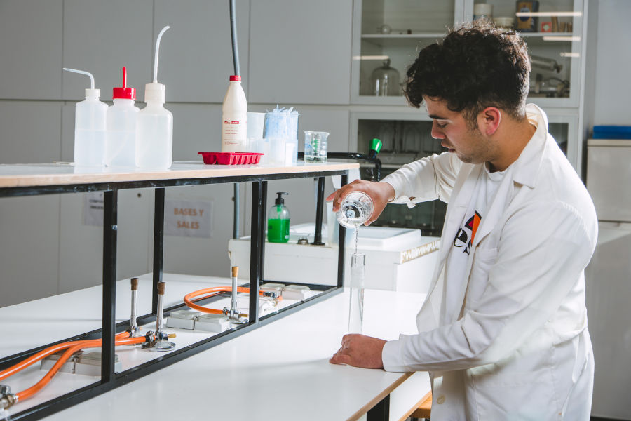 Alumno del ciclo de Salud Ambiental realizando prácticas de laboratorio - CES Ramón y Cajal