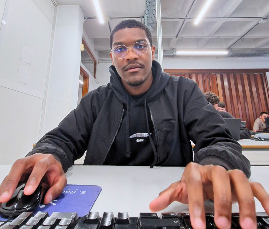 Alumno del ciclo de Telecomunicaciones utilizando el ordenador durante una práctica en el aula de informática - CES Ramón y Cajal